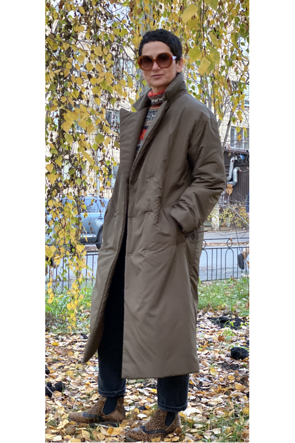 Coat insulated with buttons brown